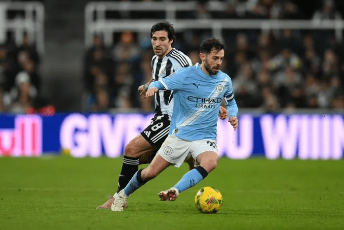 华体会体育官网-B席：不知该说什么，不想说太多，这些判罚反正懂得都懂吧