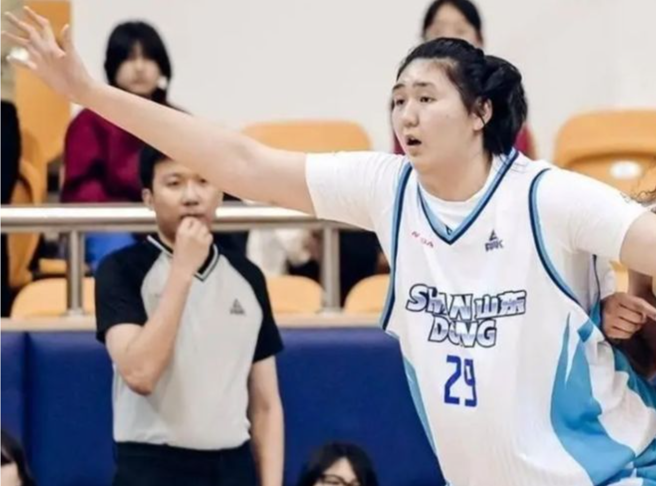 华体会体育入口-18岁2米26中锋打出巨星水平！7分46秒，12投9中 轰19分10板