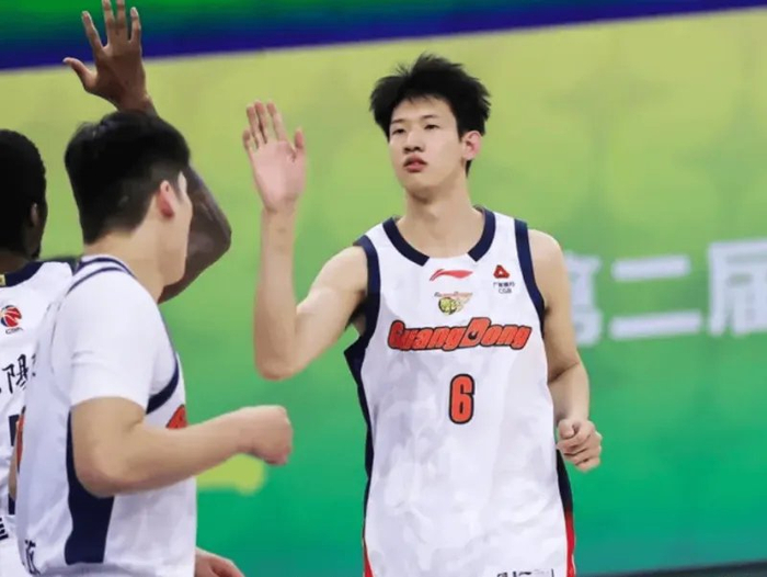 华体会体育官网-广东104-113上海1喜3忧！黄明依奇兵，内线+张皓嘉没法看！|CBA俱乐部杯|杜锋|球员|比赛|对手_新浪体育_新浪新闻