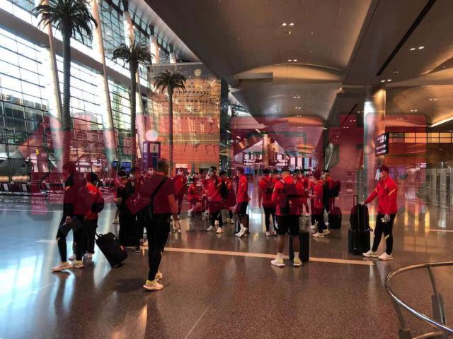 华体会官方网站-国足抵达多哈快速出关 降低风险到酒店后核酸检测